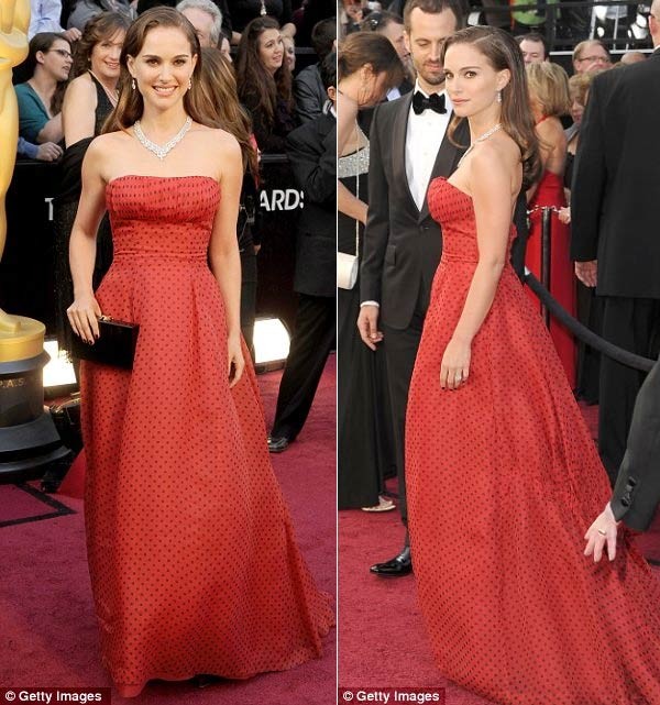 Chiếc váy đỏ chấm bi do Christian Dior thiết kế năm 1954 đã được Natalie Portman mượn của nhà mốt Rare Vintage mặc trong lễ trao giải Oscar năm nay. (Ảnh: xzone) Xem thêm: Thời trang công sở/ Váy dạ hội/ Váy xinh chào hè/ Thời trang Sao.