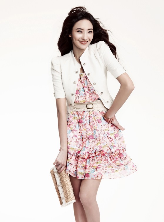 Gương mặt thanh tú, chiều cao 1m75, Han Chae Young là diễn viên kiêm người mẫu nổi tiếng tại Hàn Quốc. Cô thậm chí còn được mệnh danh là "chân dài không có đối thủ" tại showbiz Kim Chi. (Ảnh: Baidu) Xem thêm: Váy áo tuyệt xinh đón hè 2012 / Sơ mi cho quý cô công sở.