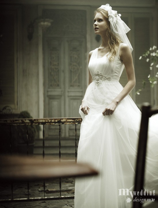 Mang phong cách Hi Lạp, váy cưới tạo cho cô dâu vẻ đẹp trong sáng, thánh thiện và vô cùng quyến rũ. (Ảnh: Design) Xem thêm: Váy cưới xinh cho cô dâu hiện đại / Bí quyết chăm sóc da mềm, mịn.