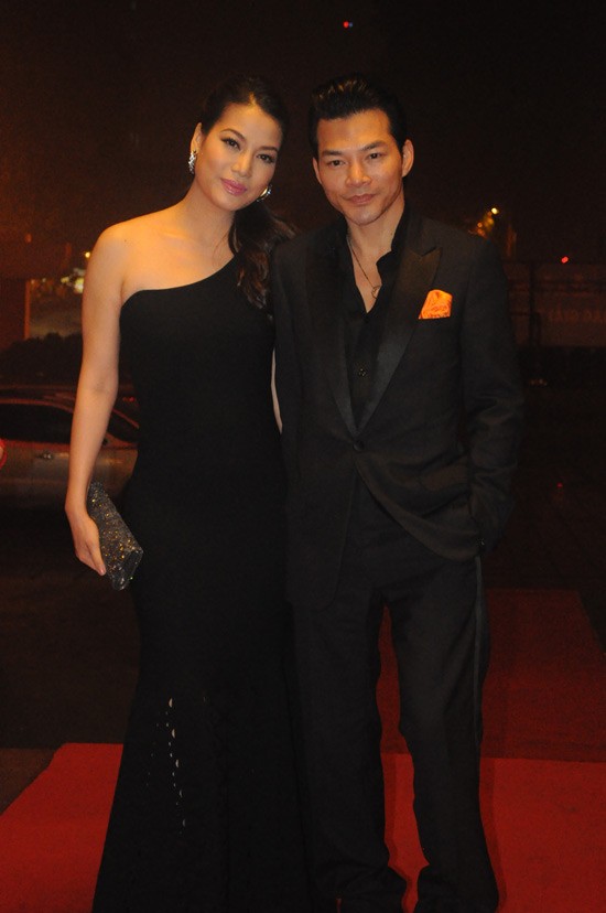 Trương Ngọc Ánh sang trọng với đầm đen lệch vai. Cô cũng là một trong những quý bà thành đạt nhất showbiz Việt. (Ảnh: xzone) Xem thêm: Thời trang sao Việt/ Bộ sưu tập váy xinh chào hè 2012.