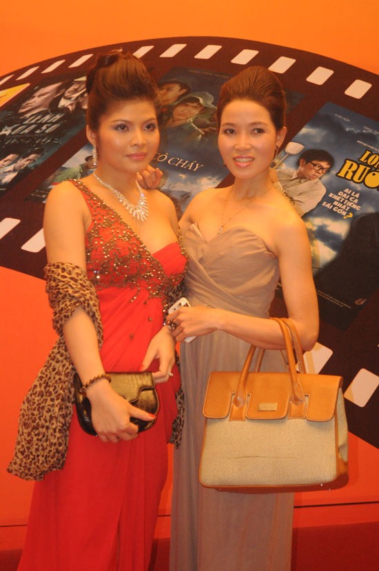 Diễn viên Phương Hạnh nổi bật với váy đỏ. (Ảnh: xzone) Xem thêm: Thời trang sao Việt/ Bộ sưu tập váy xinh chào hè 2012.
