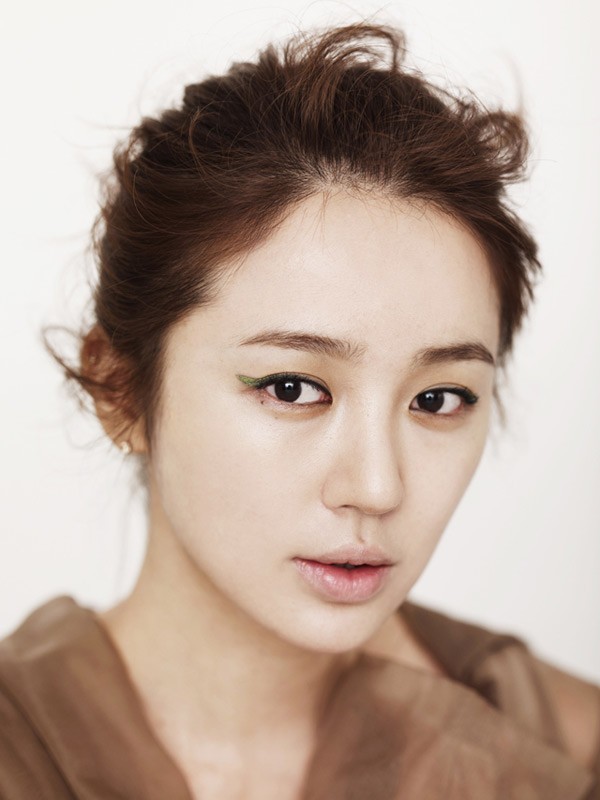 Gương mặt trang điểm nhẹ nhàng, Yoon Eun Hye khiến không ít đàn em Kbiz phải ghen tỵ vì làn da căng mịn, sự tươi trẻ rạng ngời hiện lên trên khóe mắt. (Ảnh: theC) Xem thêm: Thời trang Sao Hàn/ Những mẫu vest tuyệt xinh cho quý cô công sở.