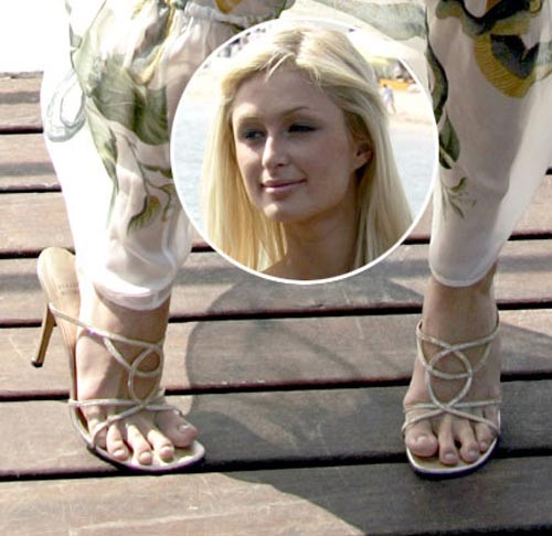 Ngón chân Paris Hilton vừa gày, vừa chõe rộng, thưa thớt. (Ảnh:xz) Xem thêm: Thời trang sao Việt/ Nghệ thuật chăm sóc da ngày hè.
