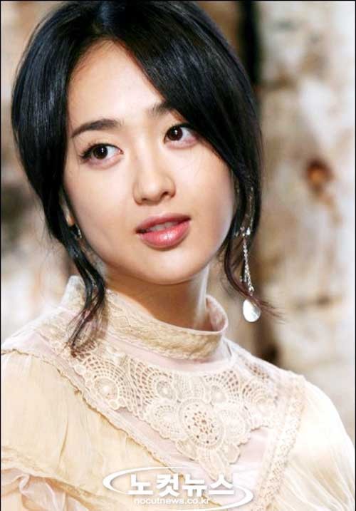 Kim Min Jung xếp đầu danh sách những cặp môi hờn dỗi quyến rũ nhất xứ Hàn. Bờ môi mọng đỏ, tuyệt đẹp của cô nàng vừa như nũng nịu, vừa như trái mận đào chín đỏ. Xem thêm: Nghệ thuật chăm sóc da trắng hồng, rạng rỡ / Thời trang sao Việt.