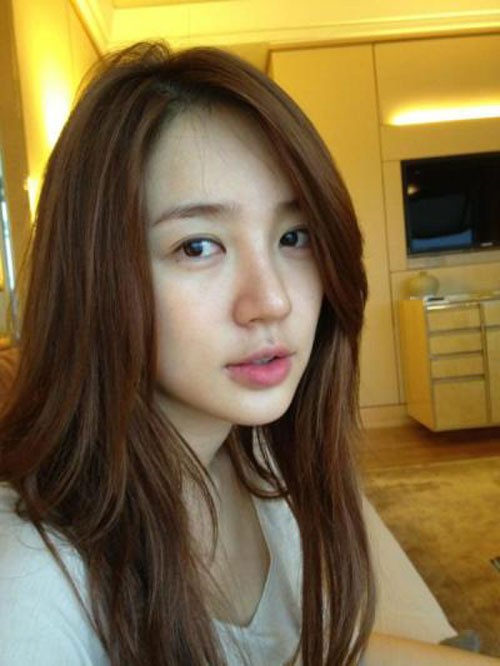 Ngay cả khi khôn trang điểm, Yoon Eun Hye vẫn rất xinh đẹp. (Ảnh: 2sao) Xem thêm: Nghệ thuật chăm sóc da trắng hồng, rạng rỡ / Thời trang sao Việt.