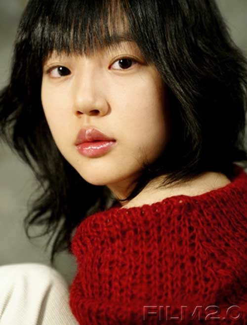 Im Soo Jung chưa bao giờ được coi là mỹ nhân showbiz Hàn. Vẻ đẹp của cô không hiếm, không thực mỹ miều, thậm chí còn có phần thô mộc. (Ảnh: 2sao) Xem thêm: Nghệ thuật chăm sóc da trắng hồng, rạng rỡ / Thời trang sao Việt.