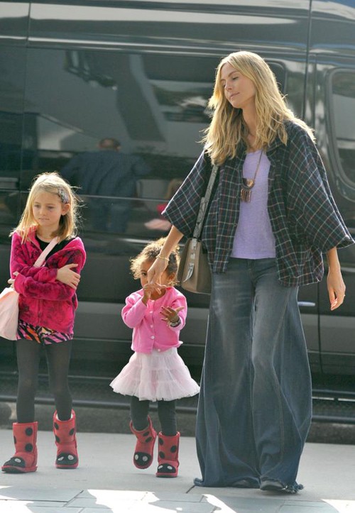 Chiếc quần kiểu "cái bang" của Heidi Klum càng thêm kinh dị khi mix với áo khoác rộng. Xem thêm: Sao và những "thảm họa thời trang" / Bộ sưu tập váy xinh chào hè 2012.