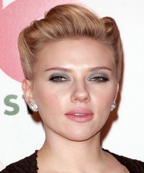 Scarlett Johansson Scarlett giống như một quý bà thực sự khi làm kiểu tóc cuộn retro quá căng và quá cứng nhắc này. Xem thêm: Những mái tóc vàng óng đẹp nhất Hollywood / Bí quyết trang điểm xinh như mỹ nhân.