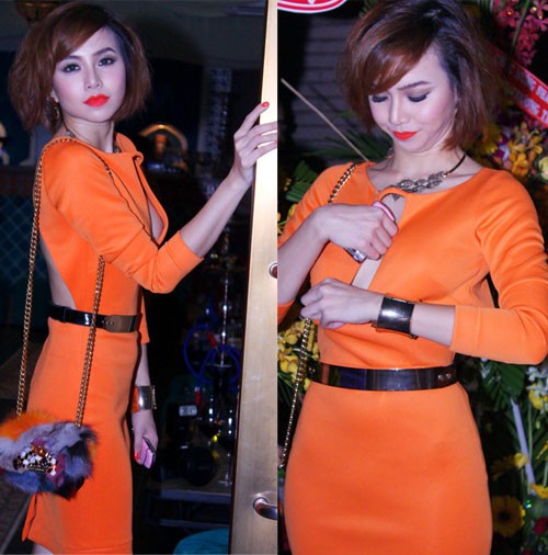 Người mẫu Ngọc Diệp khá vất vả khi chọn bộ váy cắt khoét "tứ phía". Xem thêm: Thời trang Sao Việt / Bộ sưu tập váy xinh chào hè 2012.