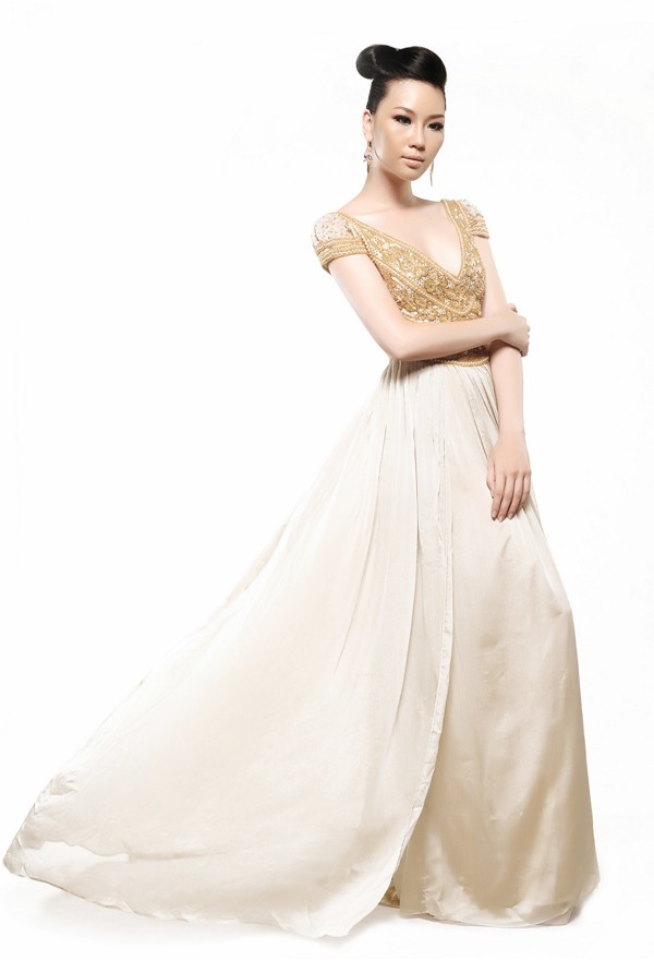 Phạm Thùy Linh xinh tươi, e ấp như một nàng công chúa. Xem thêm: Thời trang Sao Việt / Bật mí bí quyết trang điểm xinh.
