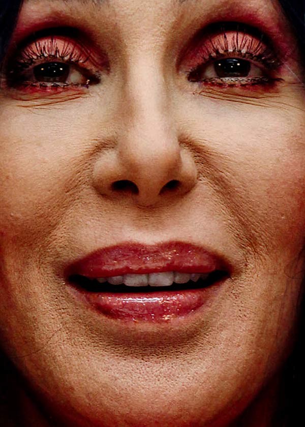 Khủng khiếp: Gương mặt Cher giống hệt bức tượng bằng đất sét... nung vội. Cứ nhìn những vết rỗ, đường rạn kia thì biết.(Ảnh: Xz) Xem thêm: Điểm danh những chiếc cằm mới của Sao Việt / Bộ sưu tập váy xinh chào hè 2012.