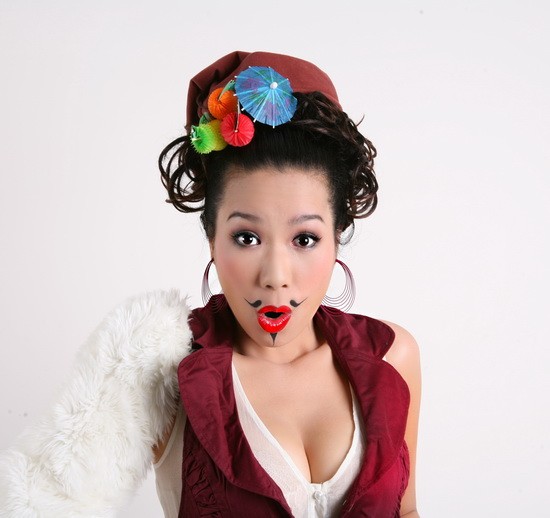 Mặc dù đã qua thời đỉnh cao xuân sắc, nhưng Kim Chi vẫn khiến nhiều đàn em trong giới phải ghen tỵ vì vẻ đẹp mặn mà, gợi cảm, phom người cực chuẩn. (Ảnh: X) Xem thêm: Phong cách thời trang Sao Việt / Bộ sưu tập váy xinh chào hè 2012.