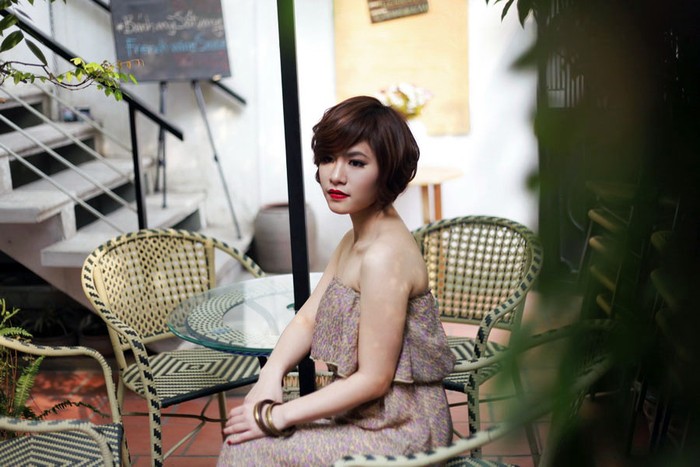 Bạn gái có thể diện style này đi chơi, hay hẹn hò cà phê cuối tuần. Ê kíp thực hiện Make up: Chang Nhung Photo: Luna Model: Ly Ly Xem thêm: Lên đời nhan sắc nhờ trang điểm.