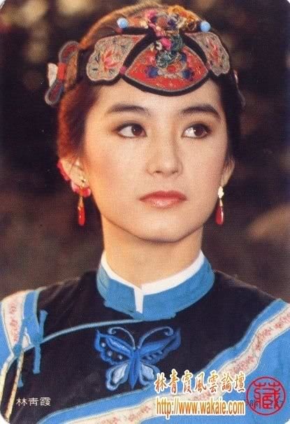 Trong thời kỳ đỉnh cao sự nghiệp, Lâm Thanh Hà tham gia diễn xuất ngót nghét gần một trăm vai diễn lớn nhỏ, cô được mệnh danh là "mỹ nhân cổ trang đẹp nhất Trung Quốc thập niên 80". Xem thêm: Thư Kỳ hóa "Nàng tiên cá" hớp hồn các đấng mày râu.