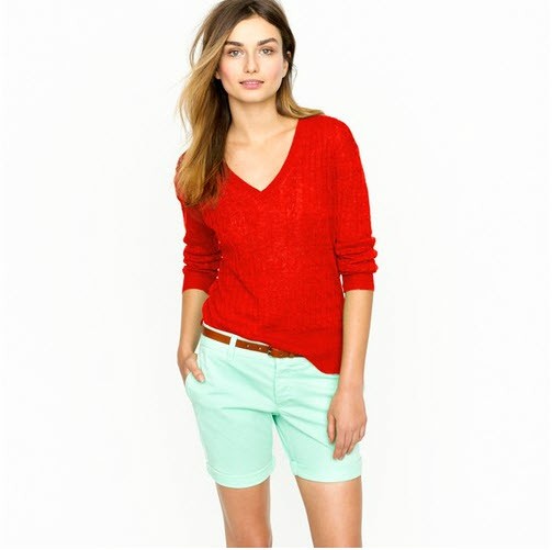 Quần sóc xanh lơ sóng đôi cùng áo pull đỏ sẽ mang lại hiệu quả thẩm mỹ không ngờ. Xem thêm: Bộ sưu tập váy xinh chào hè 2012.