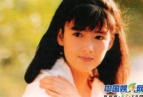 Ở độ tuổi 17, 18, Châu Huệ Mẫn tham gia cuộc thi tìm kiếm giọng ca trẻ Hong Kong. Vẻ đẹp thiên thần của cô đã ngay lập tức thu hút sự chú ý. Xem thêm: Mỹ nữ Trời ban: Lâm Thanh Hà - như mây, như khói, lại như sương.