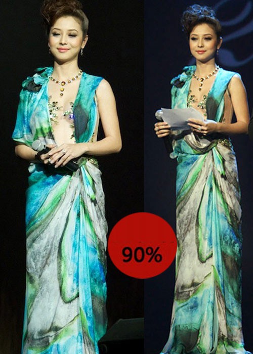 Nhưng chắc chắn bộ đầm màu xanh loang với thiết kế và điểm nhấn hoàn hảo này sẽ được xem là bộ váy đáng nhớ của hoa hậu xinh đẹp. Hở mà kín, sexy nhưng thanh lịch. Xem thêm: Điểm danh những chiếc "cằm mới" của Sao Việt.