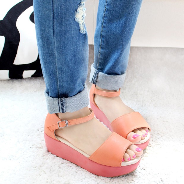 Sandal cam hồng màu sắc tươi tắn, được thiết kế đế bằng vững chắc giúp bạn gái tha hồ tung tăng ngày hè. (Ảnh: HB) Xem thêm: Bộ sưu tập sandal, giày hè tuyệt xinh cho bạn gái.