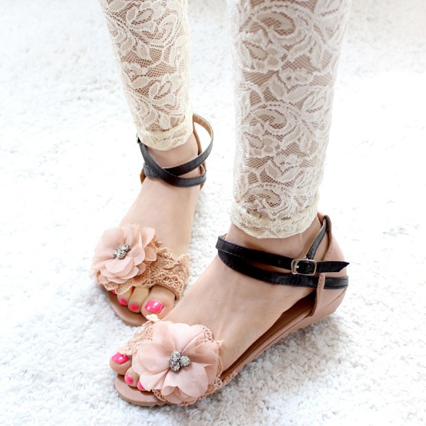 Sandal đế thấp, điệu đà với hoa nơ to bản. Style này rất hợp với bạn gái có bàn chân thon dài, mỏng. (Ảnh: HB) Xem thêm: Bộ sưu tập sandal, giày hè tuyệt xinh cho bạn gái.