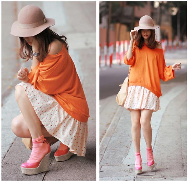 Hãy phối chiếc váy xếp ly màu trắng chấm bi cam cùng chiếc áo len rộng màu cam cùng tông cho một ngày tươi sáng, tung tăng dạo phố Xem thêm: Bộ sưu tập váy xinh dành cho bạn gái hè 2012.