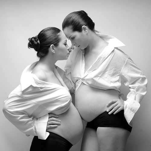 Trong shoot hình thời trang, họ vừa thể hiện được vẻ đẹp quyến rũ của người phụ nữ khi mang bầu, vừa cho thấy nét cá tính trong phong cách. (Ảnh: 24h)