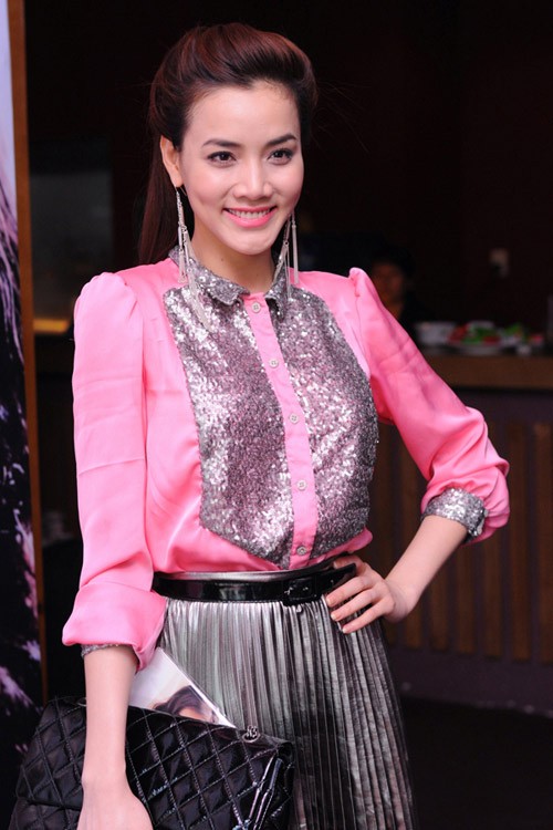 Chiếc áo sơ mi hồng kết hợp thật nổi bật với chân váy màu ánh kim sành điệu. Xem thêm: Váy, áo "nghìn USD" của Sao Việt: có đáng đồng tiền, bát gạo?