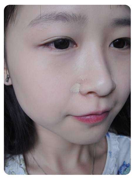 Dùng kem che khuyết điểm chấm vào hai bên cánh mũi và khóe mắt, những điểm thường bị thâm trên mặt. (Ảnh: HB) Xem thêm: "Lên đời" nhan sắc nhờ trang điểm.