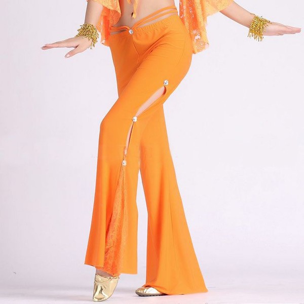 Slit pants được lấy cảm hứng từ kiểu quần trong trang phục truyền thống của điệu múa belly dance uyển chuyển. Xem thêm: "Yêu" màu hồng, Trang Nhung là "thiên thần" hay "cô Sến"?