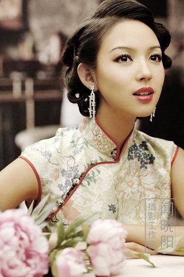 Rất nhiều mỹ nữ Trung Quốc coi sườn xám là trang phục yêu thích của mình, đặc biệt diện ngày lễ - tết, ngày cưới hay khi tham dự sự kiện trọng đại. (Ảnh: 2sao) Xem thêm: Mỹ nhân Hàn thơ ngây, trong sáng với Áo dài Việt.