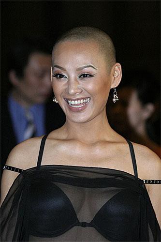 Nữ diễn viên Ninh Tịnh không bị chê vì kiểu tóc "sư cô", nhưng lại bị khán giả la ó về kiểu thời trang lộ liễu, không hợp tuổi. (Ảnh: vietbao) Xem thêm: Những kiểu tóc ấn tượng cho ngày hè năng động.