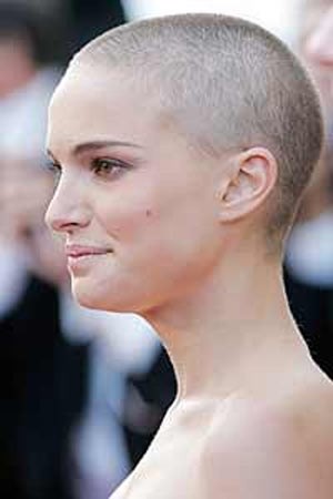 Natalie Portman là một trong những Sao nữ "đầu không tóc" đẹp nhất. Gương mặt nhỏ nhắn, xinh đẹp của cô trở nên cá tính, cuốn hút lạ kỳ. (Ảnh: XZ) Xem thêm: Những kiểu tóc ấn tượng cho ngày hè năng động.