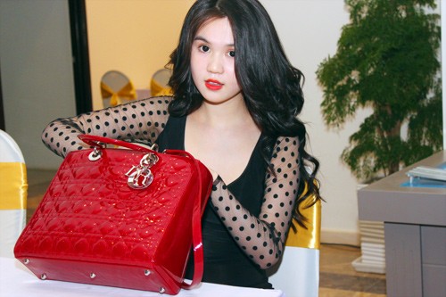 Trong năm 2012, cô lại bị những chiếc túi hình hộp xinh xắn của Dior làm mê mẩn. Xem thêm: Váy, áo "nghìn USD" của Sao Việt: có đáng đồng tiền, bát gạo?