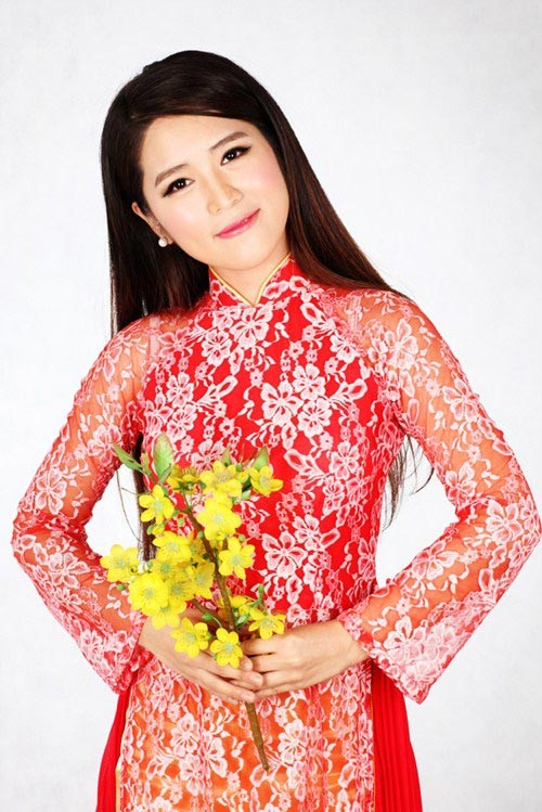 Người đẹp Kang Ha Neul rất giống thiếu nữ Việt Nam khi diện trang phục áo dài. Mái tóc dài buông xõa, gương mặt thuần khiết, rạng rỡ. (Ảnh: 24h) Xem thêm: Bộ sưu tập váy xinh chào hè 2012.