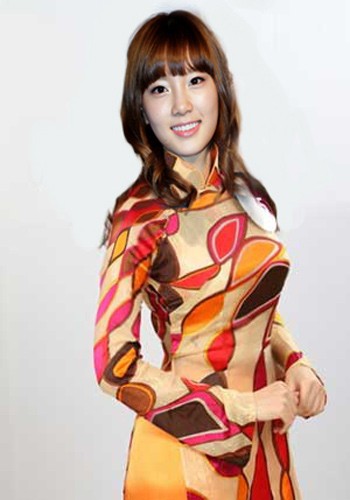 Trưởng nhóm SNSD Taecyeon ra dáng đàn chị hơn cả với áo dài ngũ sắc. (Ảnh: 24h) Xem thêm: Bộ sưu tập váy xinh chào hè 2012.