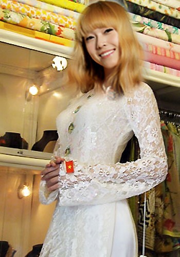 Jessica - quý cô thời trang của nhóm thì "Thời thượng" hơn cả với áo dài ren trắng điệu đà, kiêu kỳ. (Ảnh: 24h) Xem thêm: Bộ sưu tập váy xinh chào hè 2012.