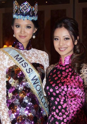 Trong lần ghé thăm Việt Nam trước kia, Hoa hậu thế giới Trương Tử Lâm cũng diện áo dài với chất liệu kim tuyến sang trọng, quý phái. (Ảnh: 24h) Xem thêm: Bộ sưu tập váy xinh chào hè 2012.