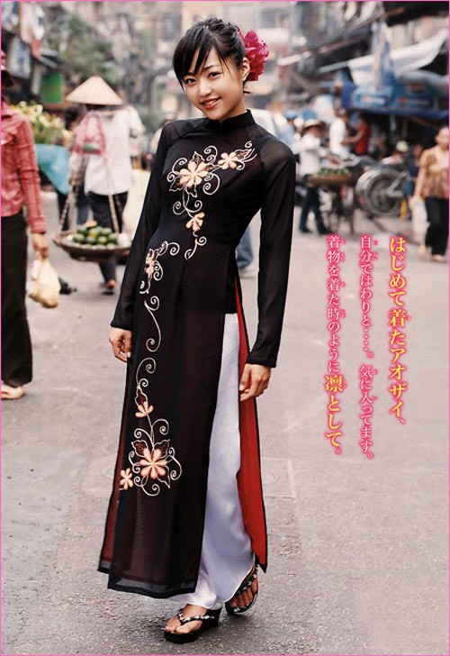 Không lâu sau đó, trên tạp chí Nhật xuất hiện hình ảnh người mẫu diện áo dài Việt Nam. Gam màu đen như càng tô đậm thêm nét quyến rũ, bí ẩn. (Ảnh: 24h) Xem thêm: Bộ sưu tập váy xinh chào hè 2012.