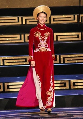 Hoa hậu Hoàn vũ thế giới 2007 Lee Hyo Ri nổi bật trên sân khấu với tà áo dài đỏ. (Ảnh: 24h) Xem thêm: Bộ sưu tập váy xinh chào hè 2012.