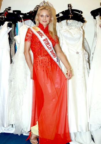 Hoa hậu quý bà thế giới 2009 - Victoria Radochinskaya (trái) thích thú với trang phục áo dài của nhà thiết kế Ngô Nhật Huy.(Ảnh: 24h) Xem thêm: Bộ sưu tập váy xinh chào hè 2012.