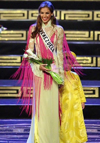 Hoa hậu Hoàn Vũ 2008 - Dayana Mendoza rạng ngời trong tà áo Việt Nam. (Theo 24h) Xem thêm: Bộ sưu tập váy xinh chào hè 2012.