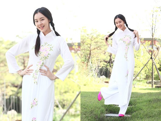 Kim Ye Won cực kỳ mộc mạc, giản dị, trong sáng với tà áo dài trắng. Mái tóc tết bím khiến cô như một nũ sinh trung học đáng yêu. (Ảnh: 24h) Xem thêm: Bộ sưu tập váy xinh chào hè 2012.