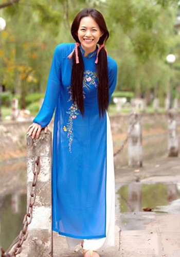 Lee Young Ah "tít mắt" vì yêu thích tà áo dài Việt Nam. (Ảnh: 24h) Xem thêm: Bộ sưu tập váy xinh chào hè 2012.