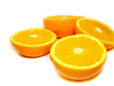2. Cam Lượng vitamin C dồi dào có trong cam chính là thần dược giúp phòng tránh những nguy hại từ ánh nắng mặt trời. Trong cam cũng có chất oxy hóa giúp tăng cường khả năng đàn hồi cho da và giúp da sáng dần lên. Mỗi ngày một cốc nước cam không chỉ cung cấp vitamin dồi dào cho cơ thể mà còn giúp bạn phòng chống ánh nắng rất tốt. Xem thêm: Bí quyết trắng da với môc nhĩ.