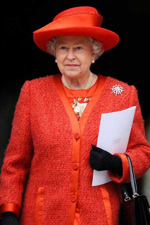 Mặc dù “tái sử dụng” liên tục một trang phục qua nhiều năm nhưng có vẻ như lần nào xuất hiện, Nữ hoàng cũng luôn mới mẻ, rạng ngời và khác biệt.