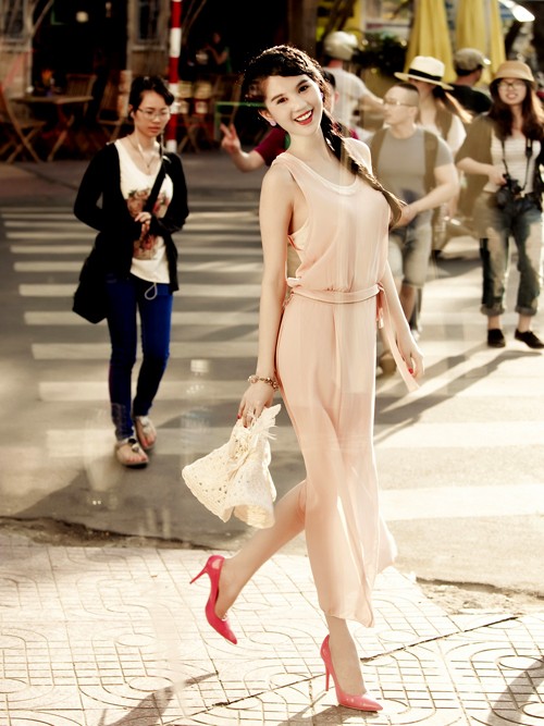 Người đẹp tung tăng trên đường phố Sài Gòn. (Ảnh: ngoisao) Xem thêm: "Soi" tủ váy zexy của Ngọc Trinh.