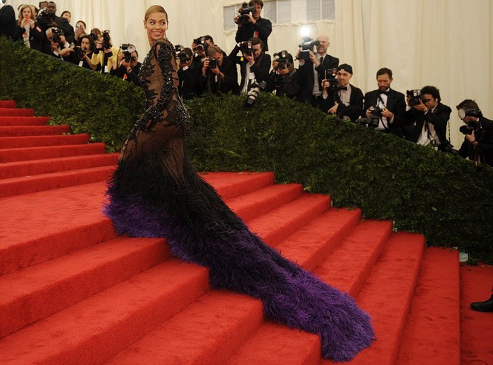 Trong khi đó, Beyonce nổi bật trên thảm đỏ với bộ váy xuyên thấu. (Ảnh: 24h) Xem thêm: "Chạy mốt" nhuộm da nâu, Sao bị biến thành... bánh mỳ nướng cháy