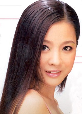 Gương mặt trẻ thơ cũng giúp cô có lợi thế khi chọn kiểu tóc: tóc dài đẹp, mà tóc ngắn cũng rất hợp. Xem thêm: Cơn sốt "thiên sứ 9X": Đẹp như mỹ nhân cổ trang Trung Hoa