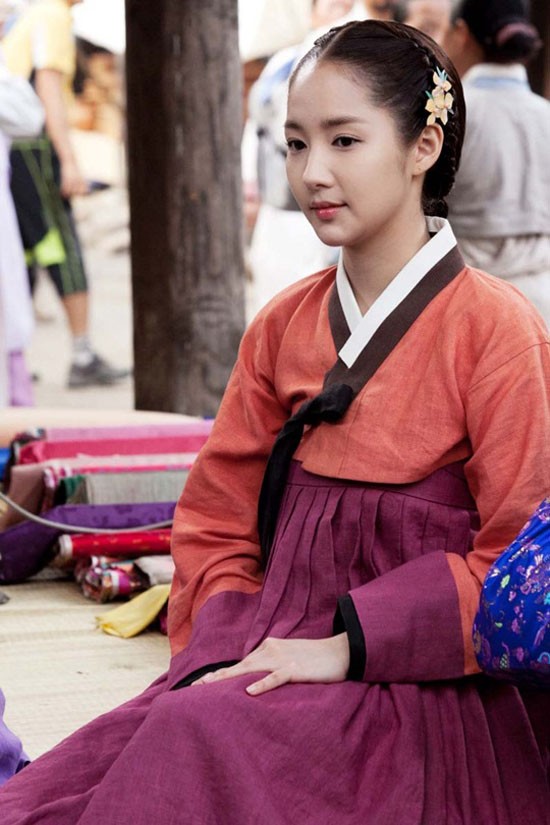 Tham gia đảm nhận vai chính trong bộ phim truyền hình Time Slip Dr, Park Min Young thêm một lần nữa được hóa thân thành mỹ nữ cổ trang Hàn Quốc. (Ảnh: 2sao) Xem thêm: Cận cảnh: Sao Hàn "thăng hạng nhan sắc" nhờ trang điểm và phẫu thuật