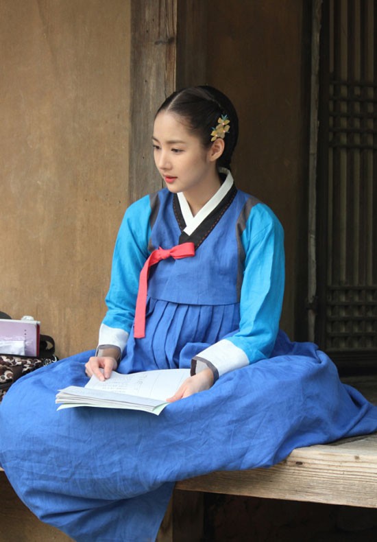 Trong bộ y phục xanh nền nã, Park Min Young cho thấy vẻ trẻ trung, ngọt ngào, đáng yêu. (Ảnh: 2sao) Xem thêm: Cận cảnh: Sao Hàn "thăng hạng nhan sắc" nhờ trang điểm và phẫu thuật