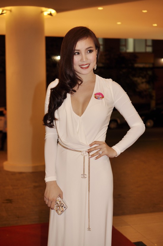 Vy Oanh trông khá phì nhiêu với bộ đầm trắng này. (Ảnh: Xz) Xem thêm: Top những chiếc váy khoe lưng táo bạo của Sao Việt